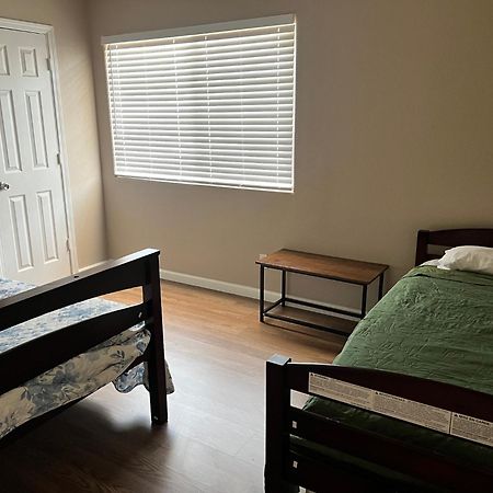 Serene 2Bed 1Bath Condo With Parking Fresno Exterior photo